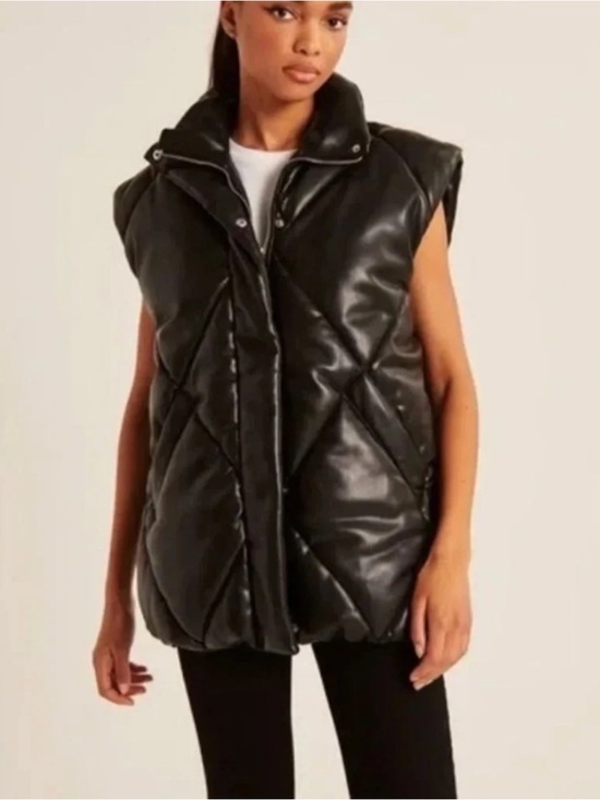 Abercrombie & Fitch Jackets & Blazers - Abercrombie Black Quilted Puffer Vest